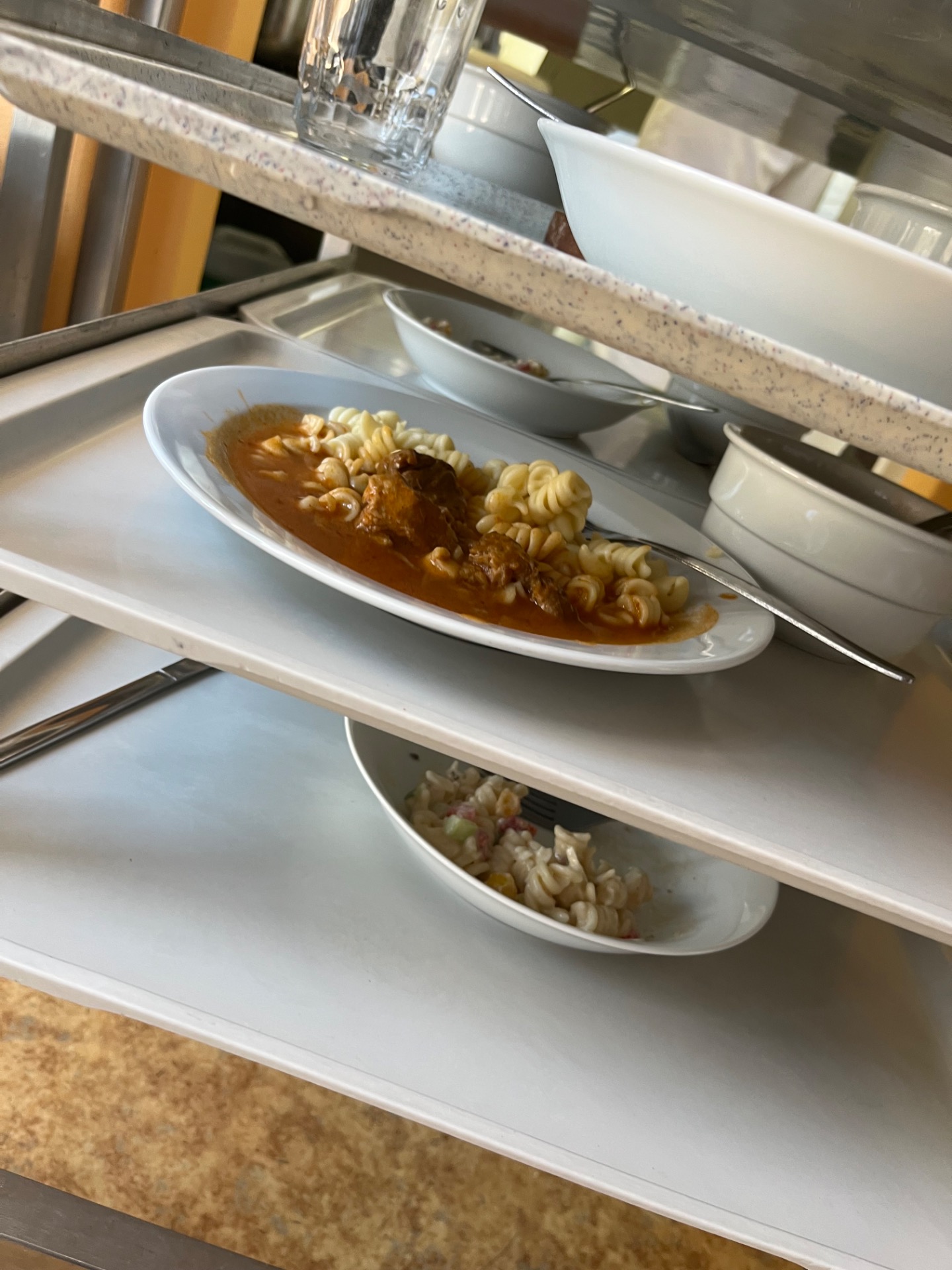 Plýtvání ve školní jídelně 